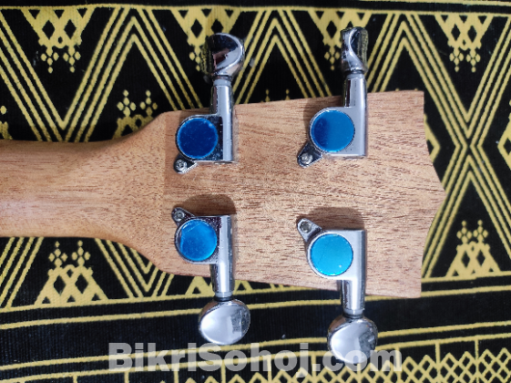 AXE Ukulele (24